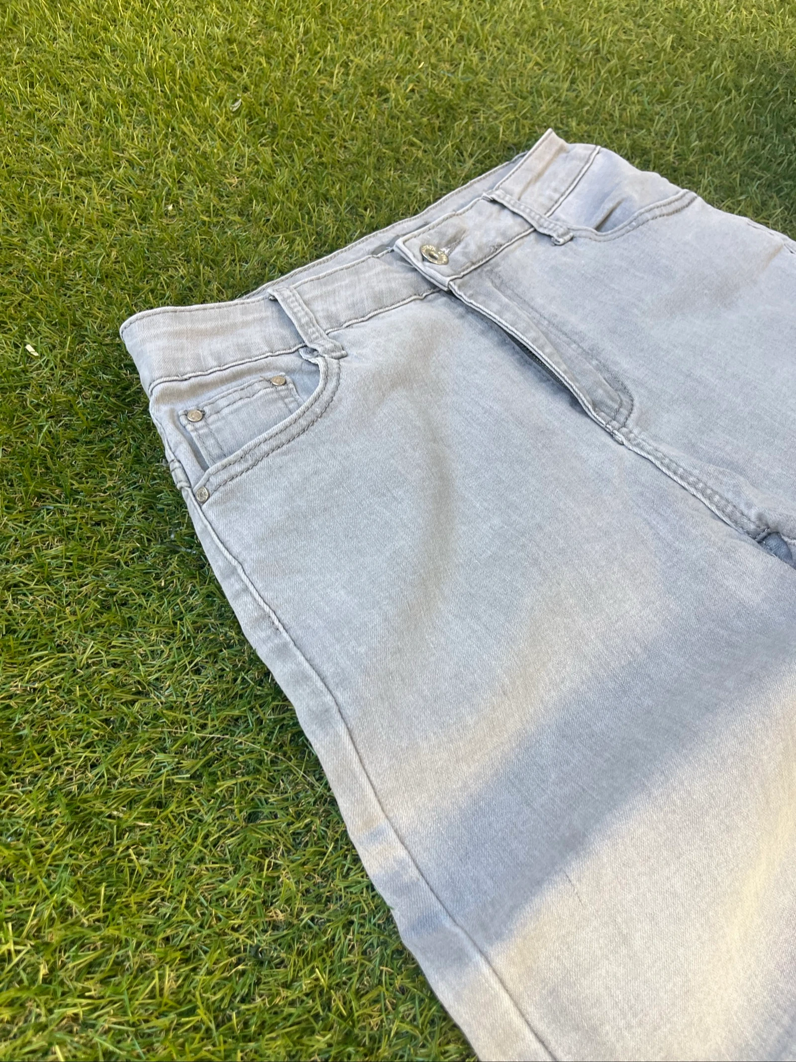 Calça Skinny Cinza Clara By Sasha | Tamanho P | Barra Desfiada – photo 4